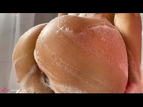 ❤️ Brunette په شاور کې د شدید orgasm لپاره د وایبرټر سره بلی مشت زنی کوي ️❤